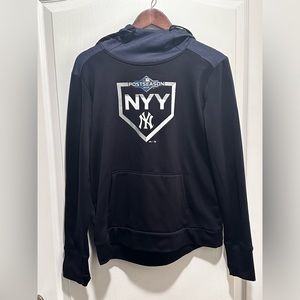 MAJESTIC Women’s NY Yankees Postseason 2019 Pullover Fleece Hoodie-Size: Medium